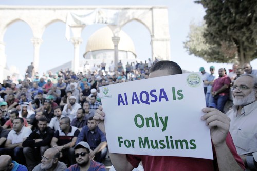 Palestinians demonstrate in front of the Dome of the Rock after clashes between Palestinian stone throwers and Israeli forces at Jerusalem's Al-Aqsa Mosque compound, one of Islam's holiest sites, on September 27, 2015. Muslims have been alarmed by an increase in visits by Jews and fear rules governing the compound will be changed. AFP PHOTO/AHMAD GHARABLI / AFP PHOTO / AHMAD GHARABLI