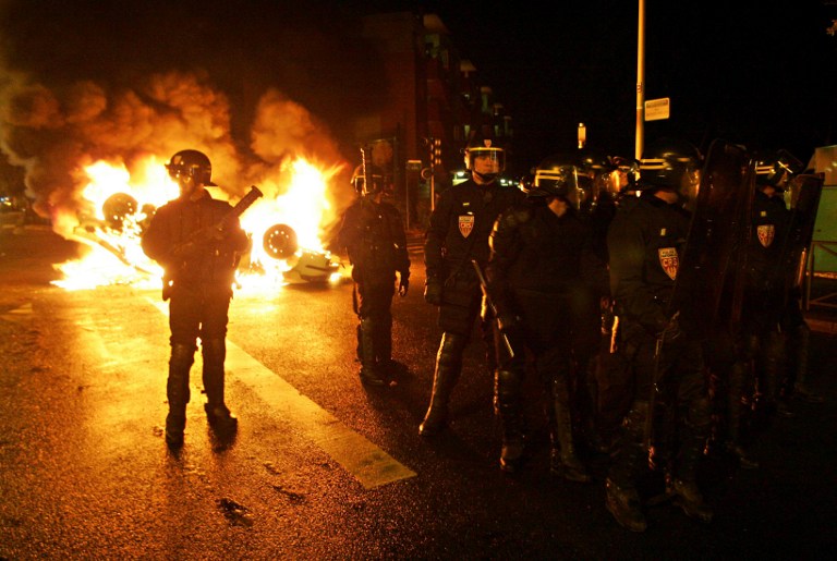 Policemen patrol, 02 November 2005 in the northern Paris suburb of Clichy-sous-Bois, after police clashed with angry youths for the sixth straight night following the death by electrocution, 27 October, of two boys who believed they were chased by police. 27 people have been arrested since the violence first erupted late 27 October night. AFP PHOTO THOMAS COEX / AFP PHOTO / THOMAS COEX