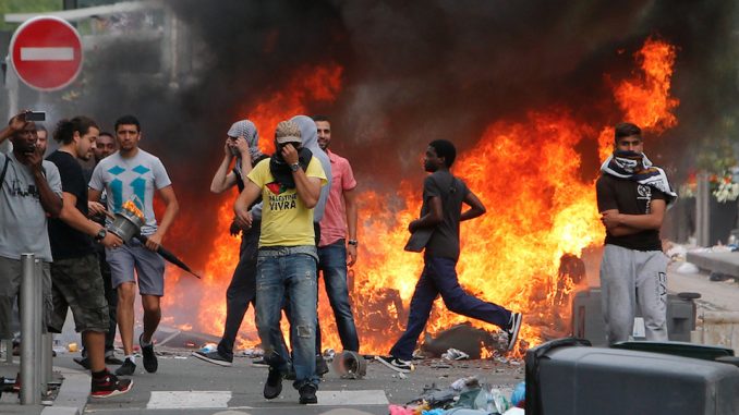 paris-riots-le-pen-678x381